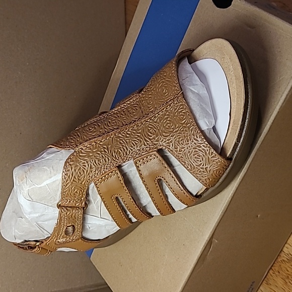 Clarks April Belle Tan Leather Sandals Women Size 8 - Picture 3 of 11